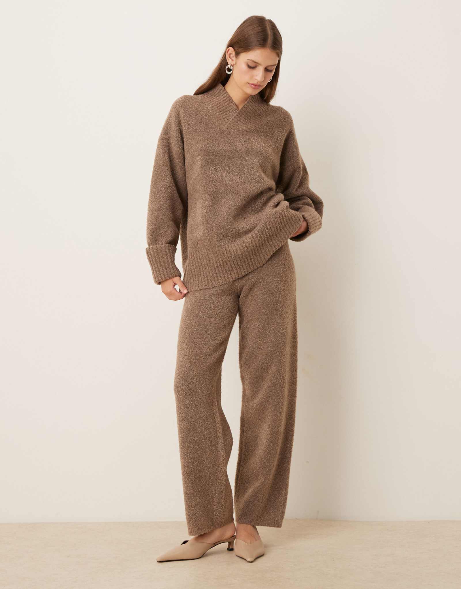 Красивые широкие брюки из текстурированного трикотажа на завязках темно-серого цвета - часть комплекта