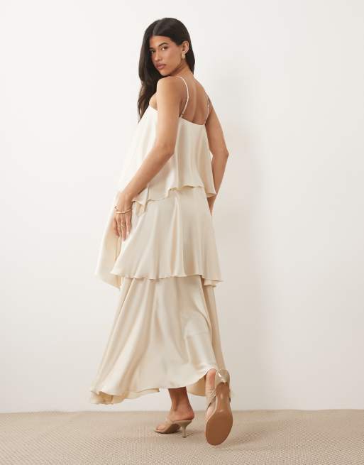 Pretty Lavish – Tove – Maxi-Trägerkleid in Cremeweiß mit eckigem Ausschnitt und extrem gestuften Rüschen, 2 von 4