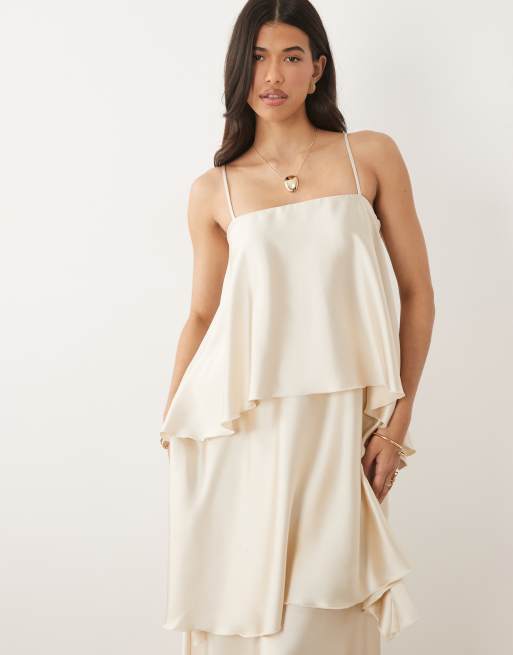 Pretty Lavish – Tove – Maxi-Trägerkleid in Cremeweiß mit eckigem Ausschnitt und extrem gestuften Rüschen, 3 von 4