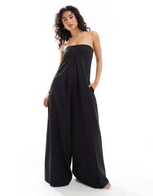 Pretty Lavish - Trägerloser Jumpsuit in Schwarz mit weitem Bein