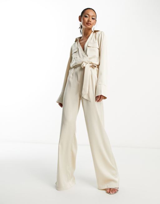 Pretty Lavish - Tuta jumpsuit multitasche allacciata in vita in raso color crema