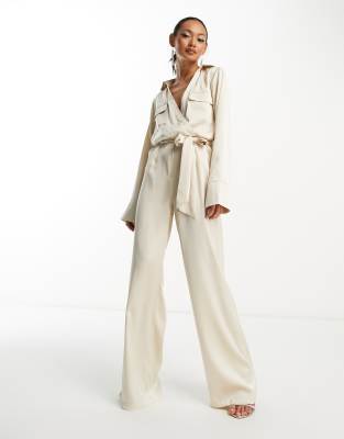Pretty Lavish – Utility-Jumpsuit aus Satin in Creme mit Bindegürtel