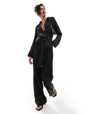 Pretty Lavish - Utility-Jumpsuit aus Satin in Schwarz mit Bindegürtel