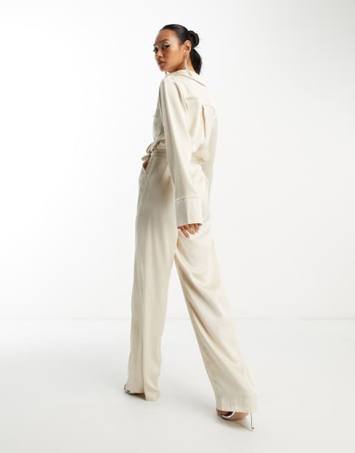 Pretty Lavish - Utility-jumpsuit med bindebånd i taljen i cremehvidt satin, 2 af 4