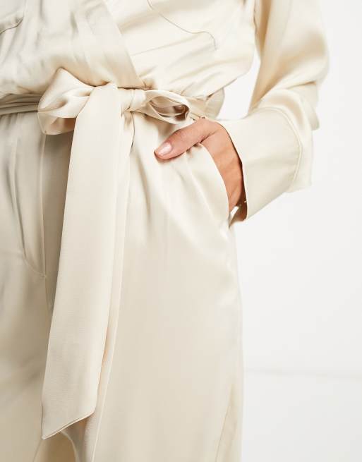 Pretty Lavish - Utility-jumpsuit med bindebånd i taljen i cremehvidt satin, 3 af 4