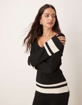 V-neck contrast knit sweater in black - part of a set