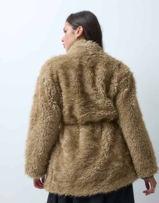 Pretty Lavish veste ceinturée à nouer en faux-fur crème, 4 de 5