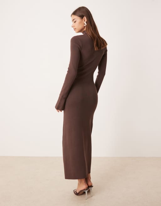 Pretty Lavish Vestito al polpaccio in maglia marrone con maniche