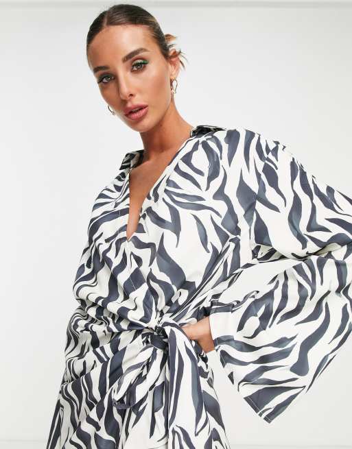 Pretty Lavish - Vestito camicia corto avvolgente zebrato astratto con laccio, 3 di 4
