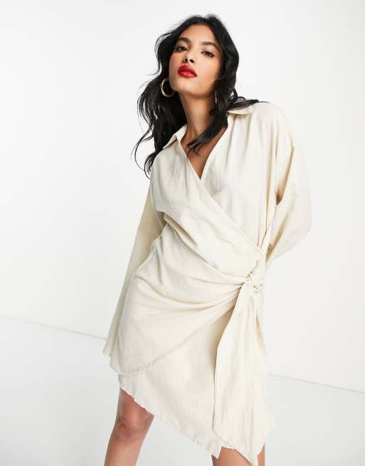 Pretty Lavish - Vestito corto a portafoglio color sabbia con colletto