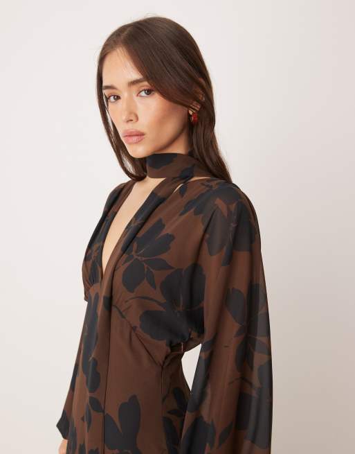 Pretty Lavish - Vestito lungo con maniche ad ali di pipistrello e sciarpa cioccolato astratto, 4 di 4