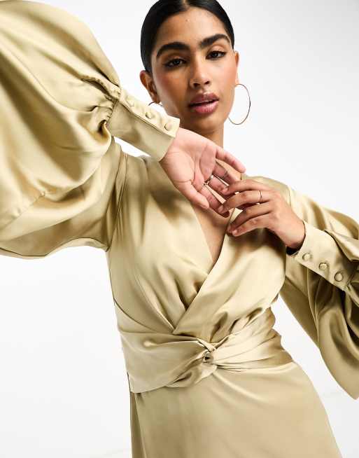 Pretty Lavish - Vestito lungo in raso oro champagne con incrocio davanti |  ASOS