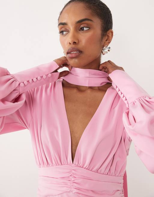 Pretty Lavish - Vestito lungo in raso rosa con scollo a V e polsini profondi, 4 di 4