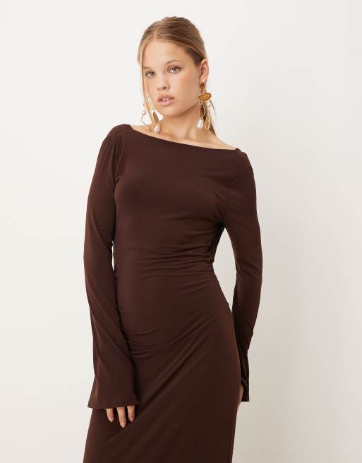 Pretty Lavish - Vestito lungo marrone in jersey con scollo ad anello sulla schiena, 4 di 4