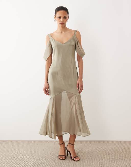 Pretty Lavish - Vestito lungo trasparente color tortora con spalle scoperte e fondo sceso