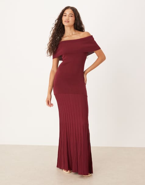 Pretty Lavish - Vinrød maxikjole i strik med offshoulder og plisseret nederdel - view 1