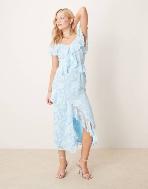 Pretty Lavish – Wadenlanges Kleid in Puderblau mit Jacquardmuster und Rüschen - view 1