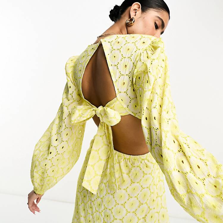 Pretty Lavish – Wadenlanges Kleid in Zitronengelb mit Zierausschnitten und  Lochstickerei | CamaragrancanariaShops
