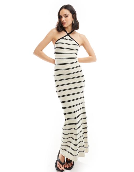 Pretty Lavish – Wadenlanges Neckholder-Strickkleid in gestreiftem Cremeweiß