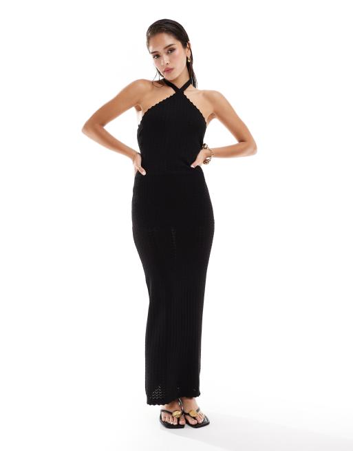 Pretty Lavish – Wadenlanges Neckholder-Strickkleid in Schwarz mit Bogenkante