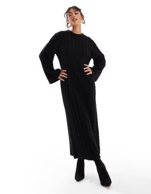 Pretty Lavish - Wadenlanges Strickkleid in Schwarz mit Zopfstrickmuster