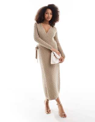 Pretty Lavish - Wadenlanges Wickel-Strickkleid in Taupe mit Zopfstrickmuster-Braun