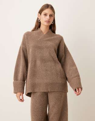 Pretty Lavish - Wickelpullover aus strukturiertem Strick in dunklem Taupe mit hohem V-Ausschnitt, Kombiteil-Brown