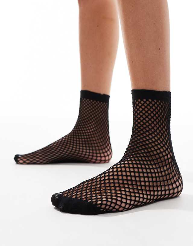 Pretty Polly - fishnet anklet socks in black