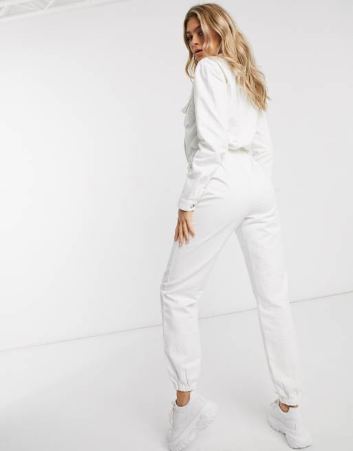 PrettyLittleThing – Biały jeansowy kombinezon z guzikami, 2 z 4