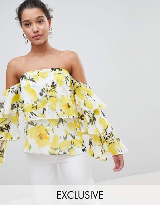 PrettyLittleThing Exclusive – Top w kwiaty z falbaną na rękawach