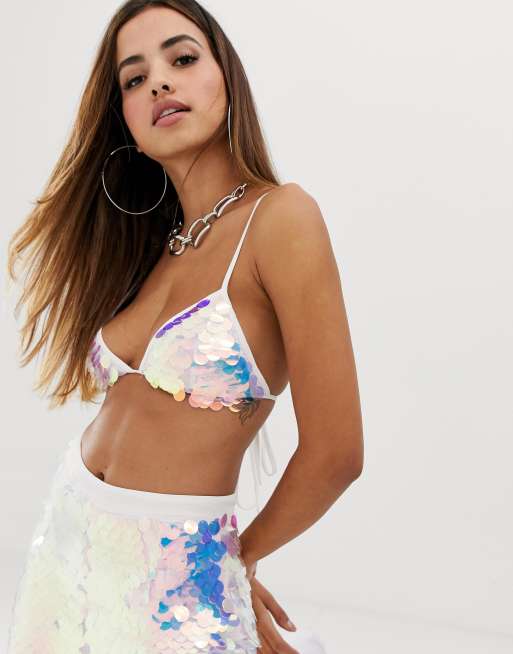 PrettyLittleThing – Festival-Set in schillerndem Weiß mit Bralette und Schlaghose mit Pailletten, 2 von 2