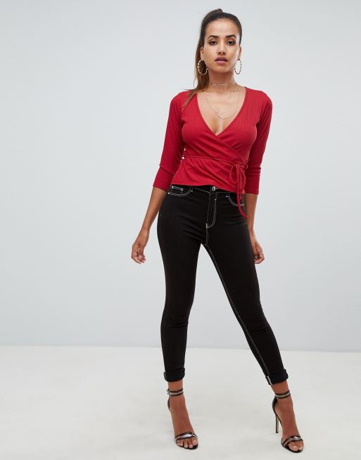 PrettyLittleThing - Geribbelde overslagtop met strikband opzij in rood, 4 van 4