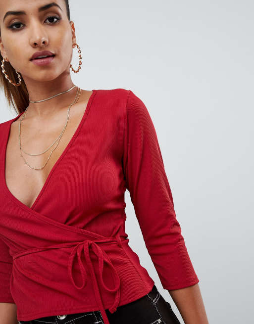 PrettyLittleThing – Geripptes Wickeloberteil in Rot mit seitlicher Schnürung, 3 von 4