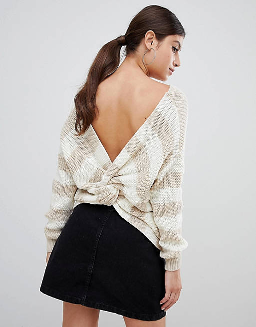 PrettyLittleThing – Gestreifter Pullover mit verdrehtem Design am Rücken