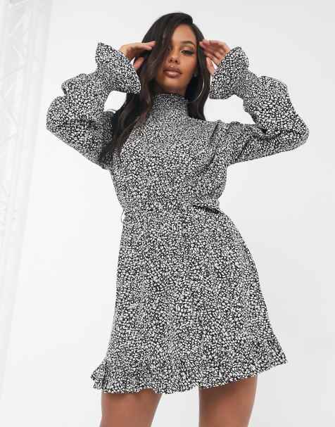 PrettyLittleThing – Hochgeschlossenes Skaterkleid in Schwarz mit Taillenschnürung, gerafftem Saum und weißen Punktmuster