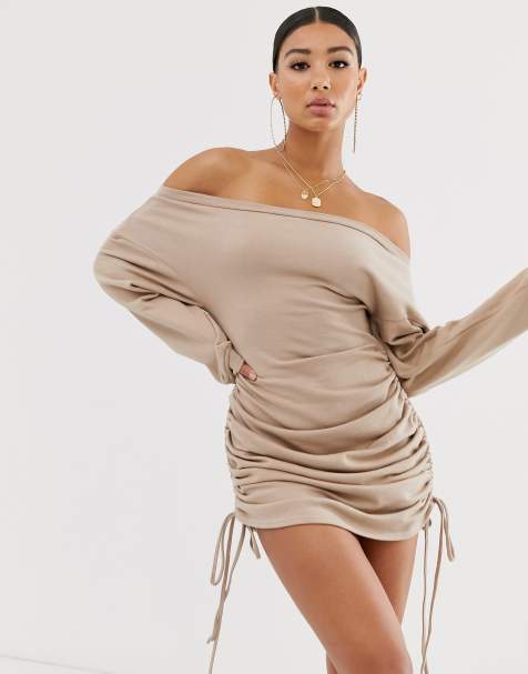 PrettyLittleThing – Kamelhaarfarbenes Kleid aus Sweatmaterial mit seitlicher Raffung und Carmenausschnitt