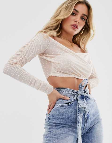 PrettyLittleThing – Kurzes Carmenoberteil aus gepunktetem Netzstoff in Hellrosa mit gerafften Ärmeln