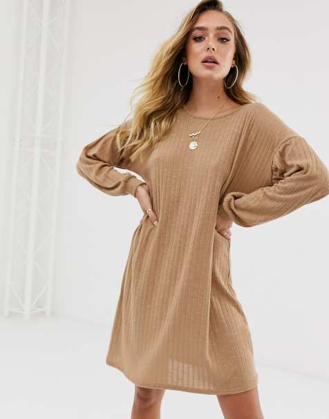 PrettyLittleThing – Leichtes Oversize-Pulloverkleid in Camel