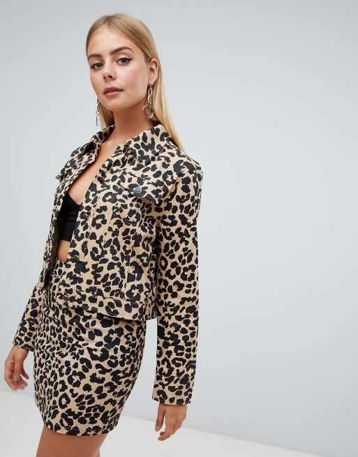 PrettyLittleThing – Set med leopardmönstrad jeansjacka och kjol, 2 av 2