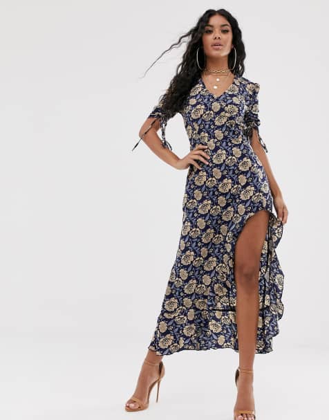 PrettyLittleThing – Maxikleid in Navy mit Blumenmuster, gerafften Ärmeln und Schlitz am Bein