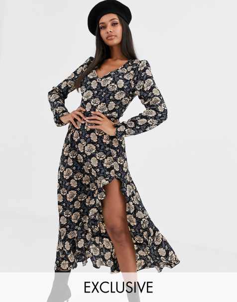 PrettyLittleThing – Maxikleid mit langen gerafften Ärmeln und Schlitz am Oberschenkel, in Schwarz geblümt