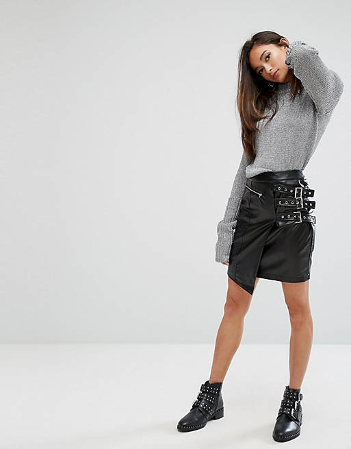 PrettyLittleThing - Mini-jupe en similicuir avec boucles sur le côté
