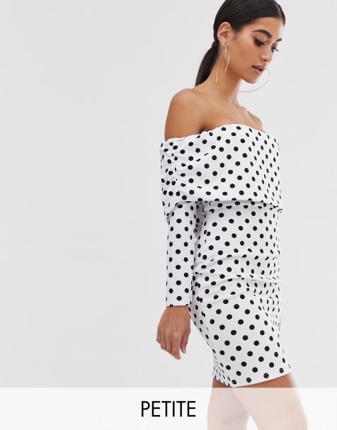 PrettyLittleThing Petite – Figurbetontes Carmenkleid mit Raffung und Punkten