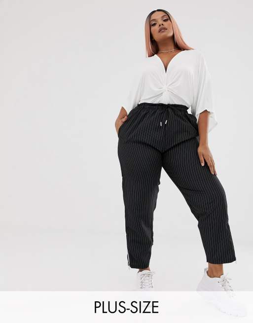 PrettyLittleThing Plus –Exclusive – Schwarze Karottenhose mit hoher Taille, kontrastierendem Reißverschluss und Nadelstreifen