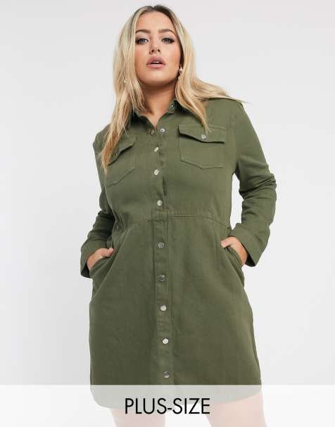 PrettyLittleThing Plus – Exklusives Utility-Hemdkleid aus Denim mit Taschen in Khaki