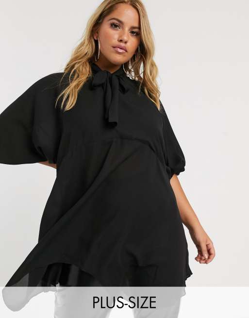 PrettyLittleThing Plus - Vestito a tunica fluttuante nero con allacciatura sul collo