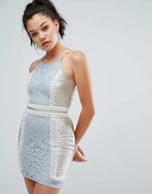 PrettyLittleThing Premium – Sukienka mini z wysokim dekoltem z żakardowym wzorem, koronką i cekinami