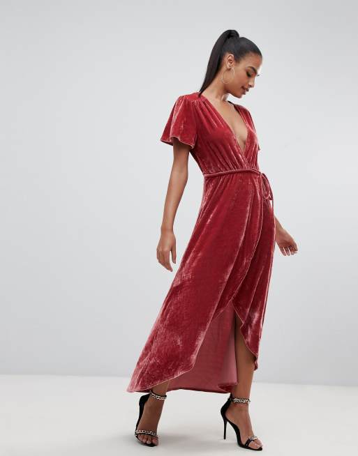 PrettyLittleThing Robe portefeuille mi longue en velours Rose