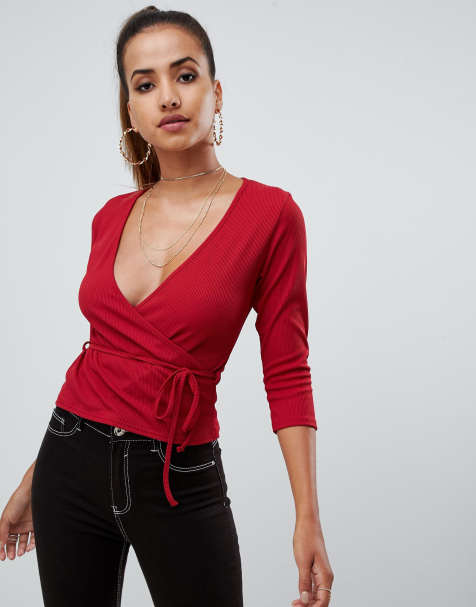 PrettyLittleThing – Röd ribbad topp med omlott och knytning i sidan - view 1