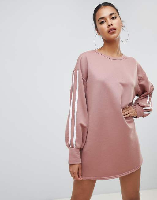 PrettyLittleThing – Różowa swetrowa sukienka oversiza z kontrastowymi rękawami